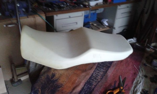 mousse selle de moto 1100 CBS à rénover Villefranche près de Lyon