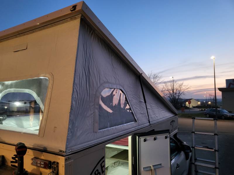 Confection et pose d'une toile sur mesure avec grandes ouvertures de toit relevable près de Vichy