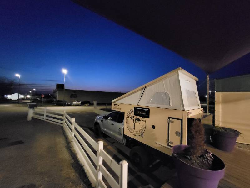 Pose d'une toile isolée avec grandes ouvertures de toit relevable près de Vichy