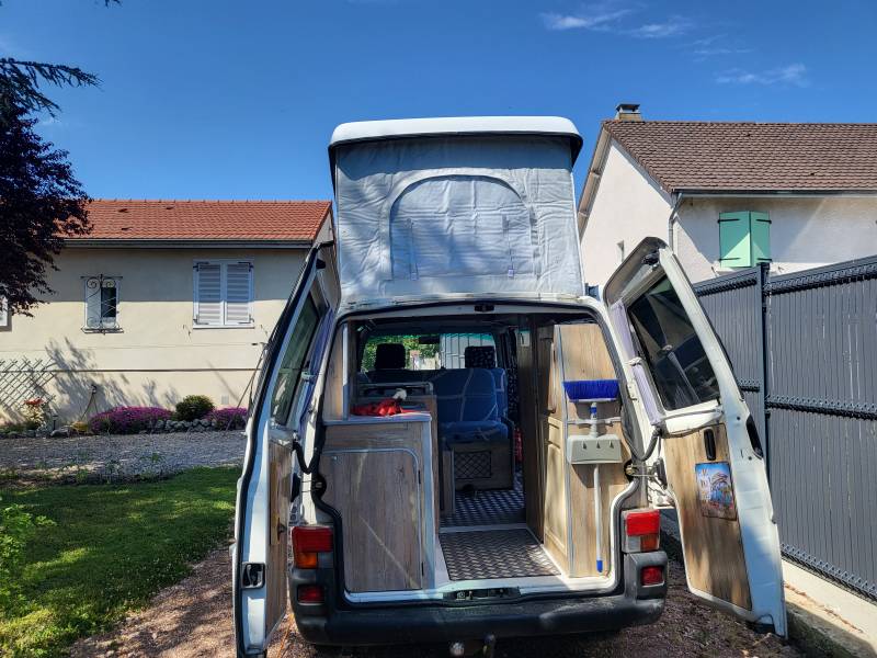 Création d'une toile isolée de volkswagen T5 Westfalia avec fenêtres et aération près de Montlucon Centre-France