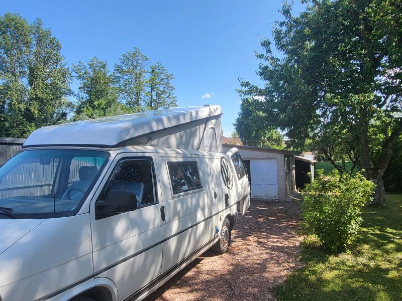 Création d'une toile isolée de volkswagen T5 Westfalia avec fenêtres et aération près de Montlucon Centre-France