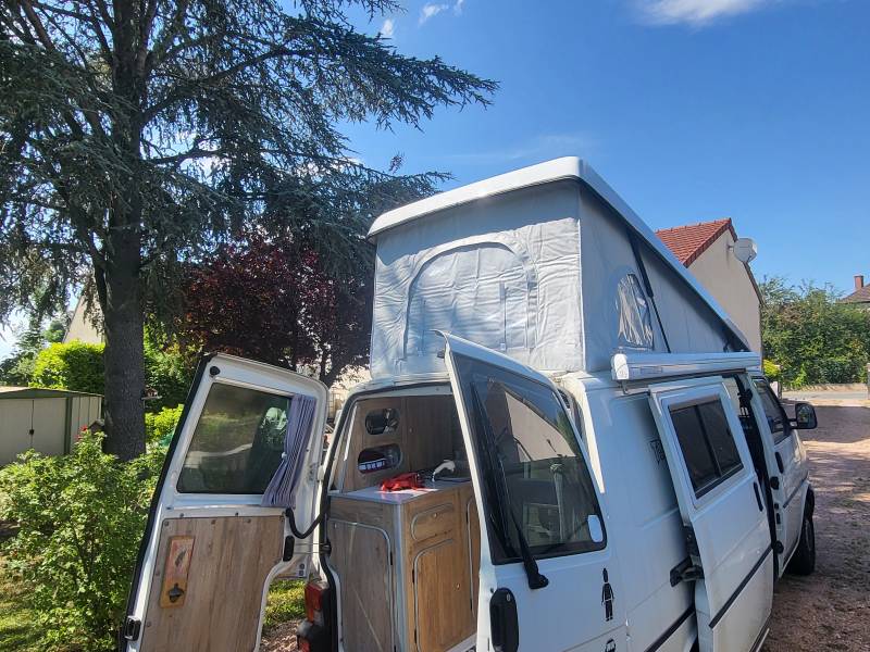 Création d'une toile isolée de volkswagen T5 Westfalia avec fenêtres et aération près de Montlucon Centre-France