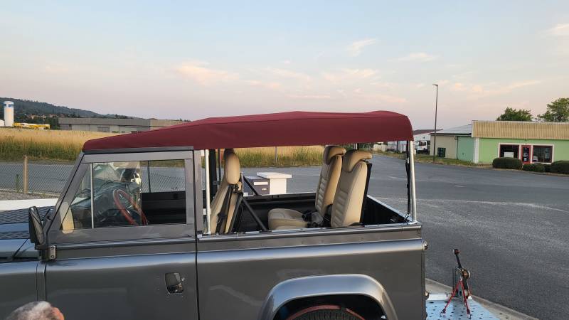 Confection d'une toile de capote sur mesure pour Land-Rover Defender près de Clermont-Ferrand en Auvergne-Rhône-Alpes