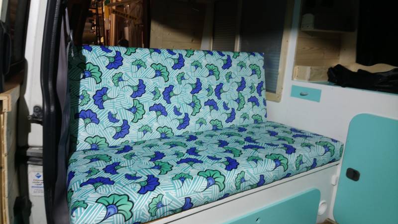 Réalisation et pose d'une toile simples et de coussins d'un Volkswagen COMBI T4 en AUVERGNE