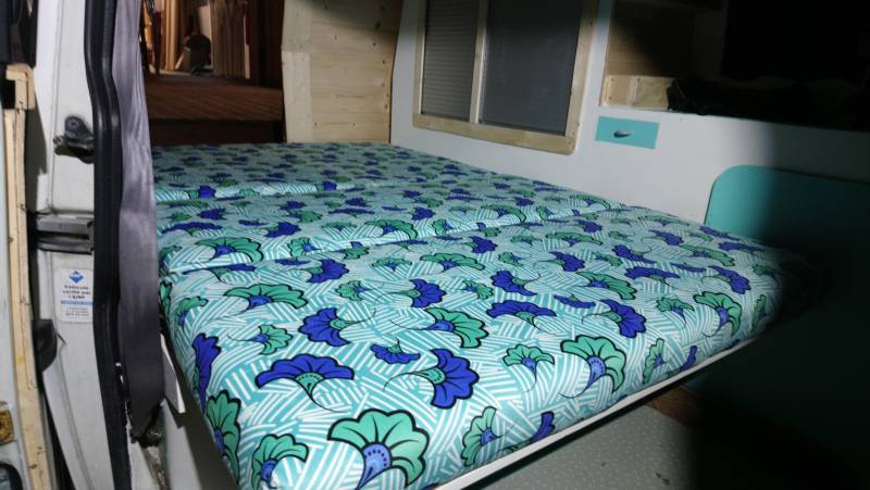 Réalisation et pose d'une toile simples et de coussins d'un Volkswagen COMBI T4 en AUVERGNE