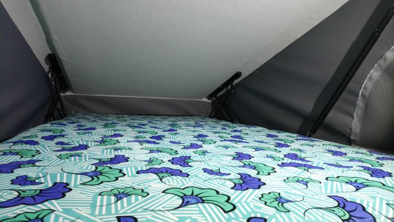 Réalisation et pose d'une toile simples et de coussins d'un Volkswagen COMBI T4 en AUVERGNE