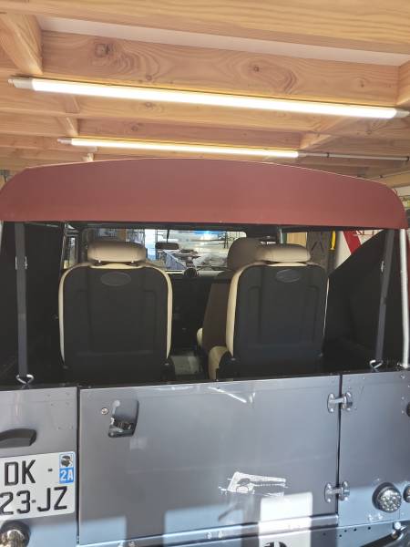 Confection d'une toile de capote sur mesure pour Land-Rover Defender près de Clermont-Ferrand en Auvergne-Rhône-Alpes